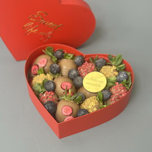 Клубника в шоколаде в премиум упаковке сердце для мамы