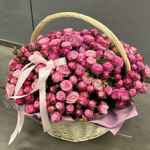 Корзина из 51 кустовых пионовидных роз