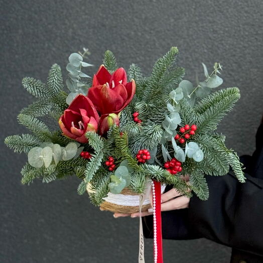 Корзина с амариллисом и нобилисом