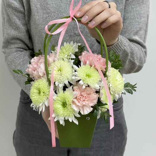 Хит корзинка из хризантем и розовых диантусов