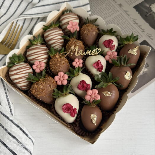 Клубника в белом и молочном шоколаде 16 шт Золото и малина  Подарок маме