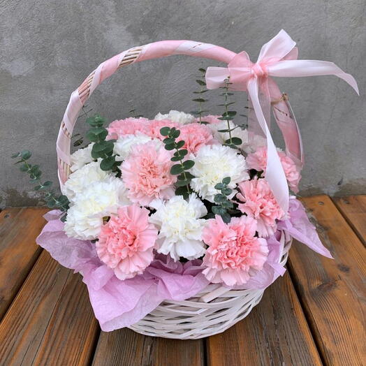 Корзина из белых и розовых диантусов с добавлением эвкалипта Арт.10850
