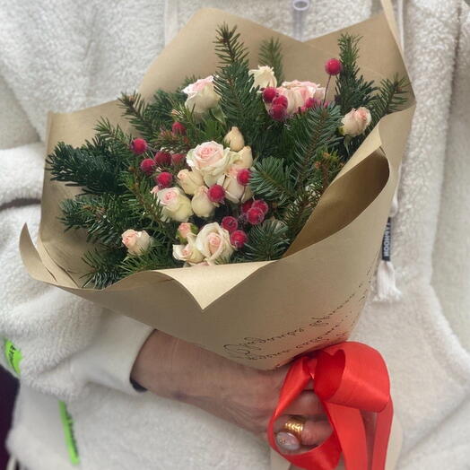 Новогодний букет с нобилисом и розами «Роскошный микс»