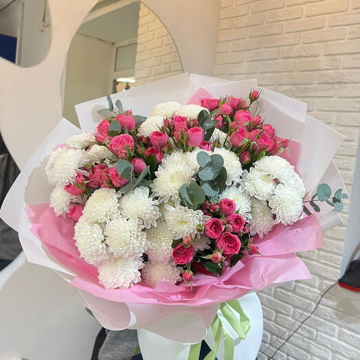 Букет из хризантем и кустовых роз