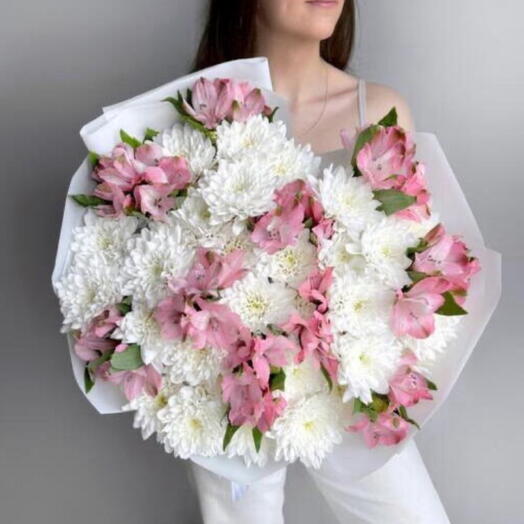 Нежный букет кустовая хризантема и альстромерия Flower Lab