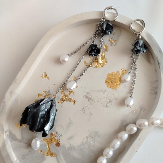 Серьги "Клумба чёрная" с серебристый декором