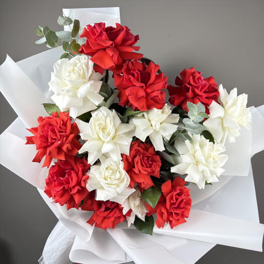 Белые и алые французские розы 🤍♥️