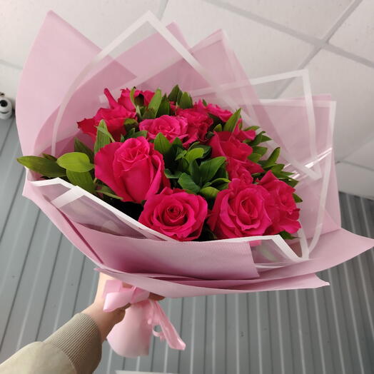 11 розовых роз