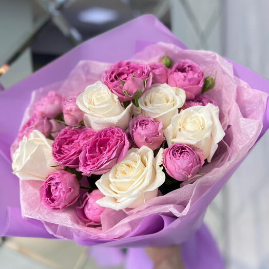 Букет из кустовых и одноголовых роз 💜