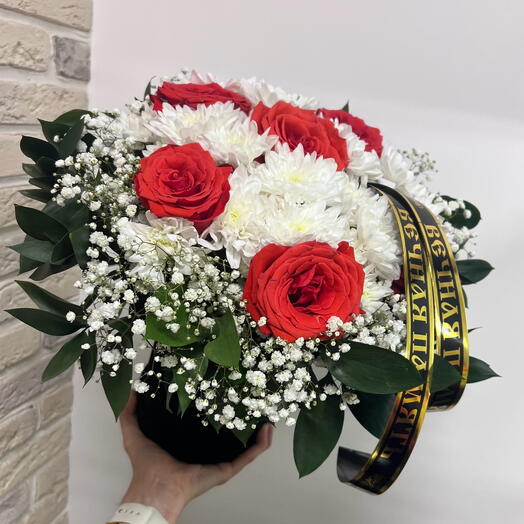 Траурная композиция: красные розы, хризантема, гипсофила, рускус