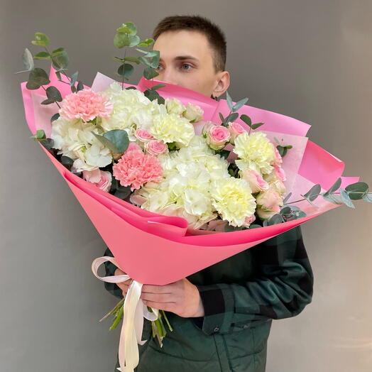 Гортензии с кустовыми розами