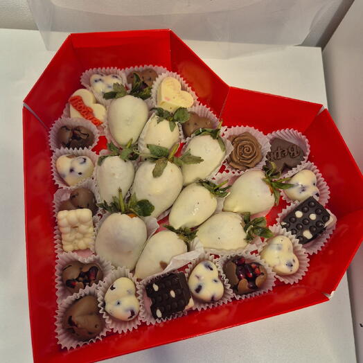 Набор из клубники в шоколаде и конфет "Совершенство в белом"