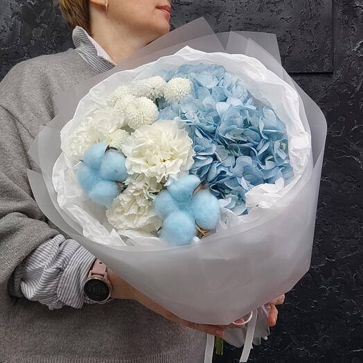 Букет-комплимент "Небо" с гортензией и коробочками хлопка