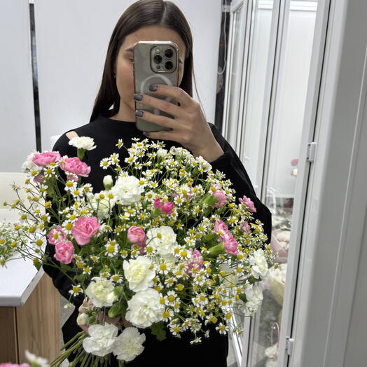 Летний, легкий букет в составе полевая ромашка Танацетум, кустовые диантусы💞