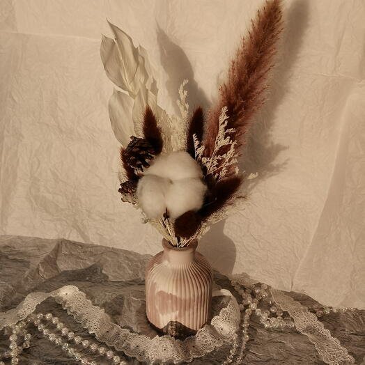 Коричневая ваза с сухоцветами