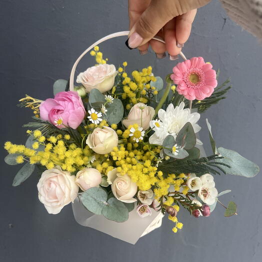 Корзина с мимозой