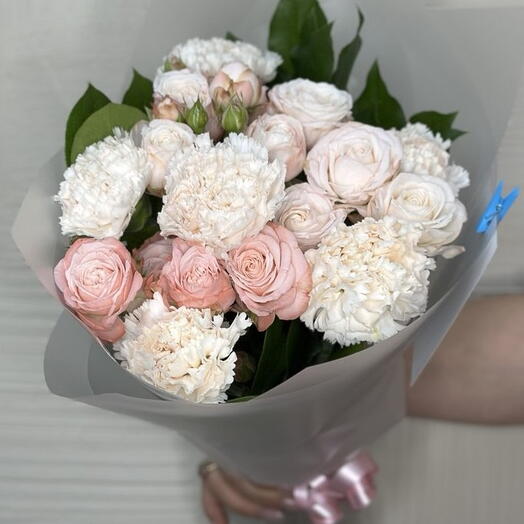 Букет из розы кустовой, диантуса (гвоздики), салала "Утренняя свежесть"