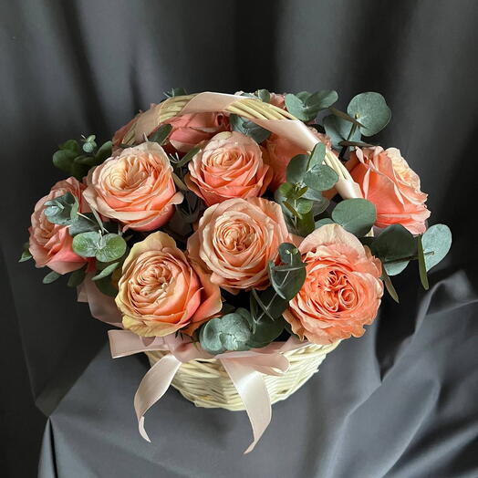 Корзина из ивы с розами