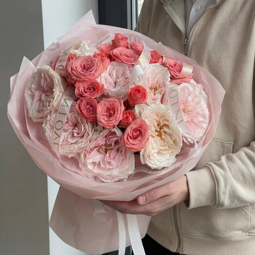 Букет из пионовидной розы и кустовой розы