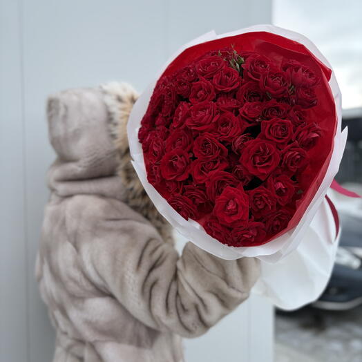 Роскошный букет алых кустовых роз♥️