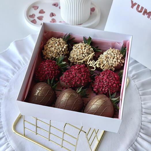 Клубника в шоколаде с малиной и арахисом для любимой
