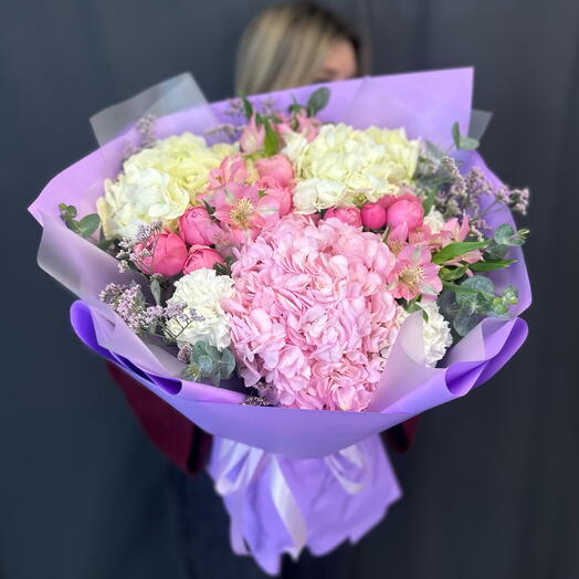 Букет с гортензиями и пионовидной розой