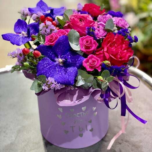 Композиция «Счастье это-ты» сирень, орхидея Ванда , ранункулюс, розы, диантус