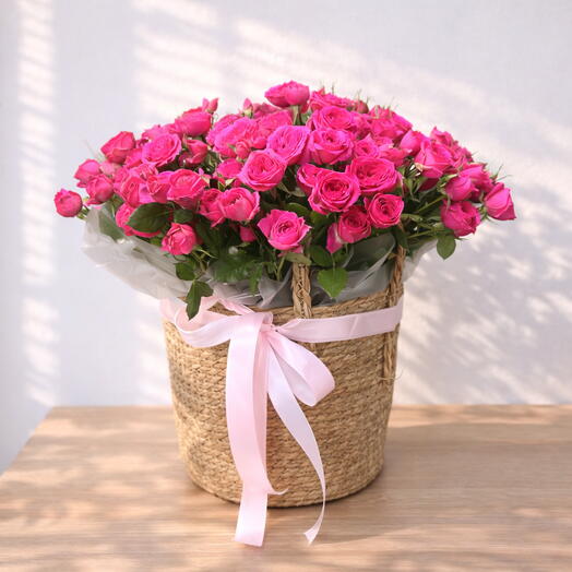 Спрей-розы в кашпо — корзина с розовыми кустовыми розами, 19 шт