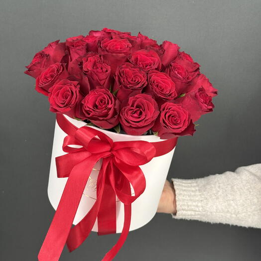 Шляпная коробка с красными розами 25 шт