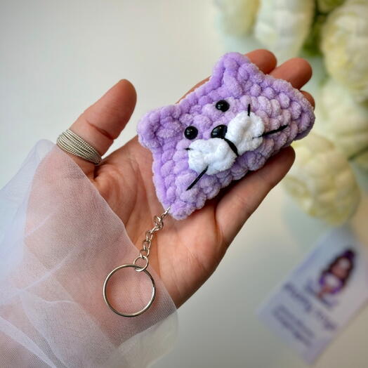 Брелок котик-пельмень сиреневый. Милый обвес на рюкзак или сумку