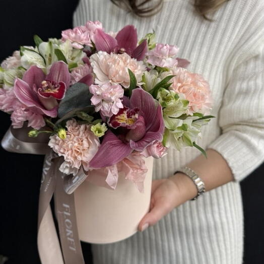 Delicado arreglo en una elegante Caja Bouquet 9