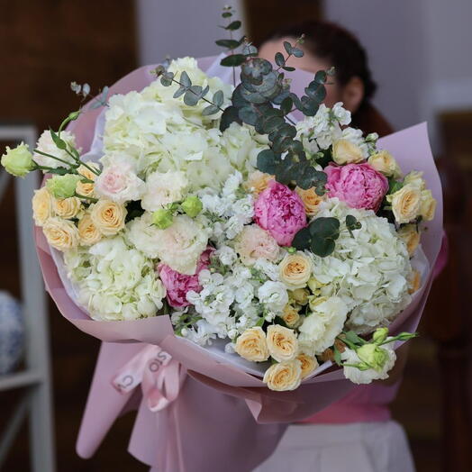 Сборный букет с пионами в светлых тонах