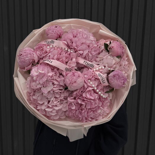 Ароматный букет из гортензии и голландских пион