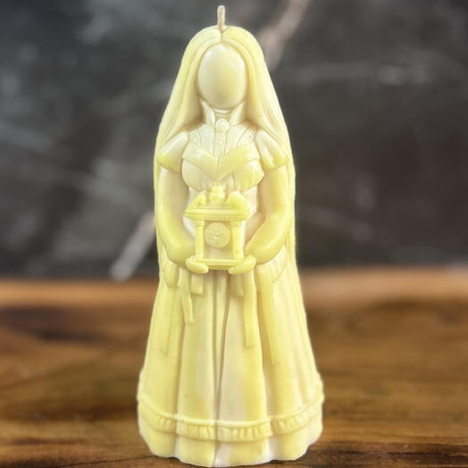 Свеча Берегиня Времени оберег из пчелиного воска Лимонный мрамор