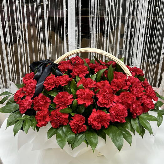 Корзина с гвоздиками