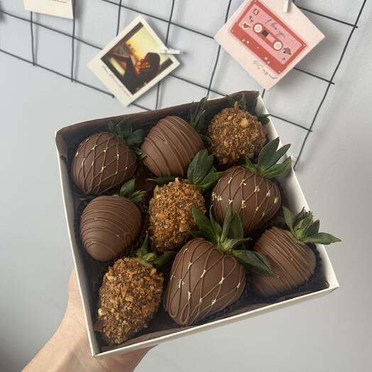 Клубника в молочном шоколаде 9 ягод