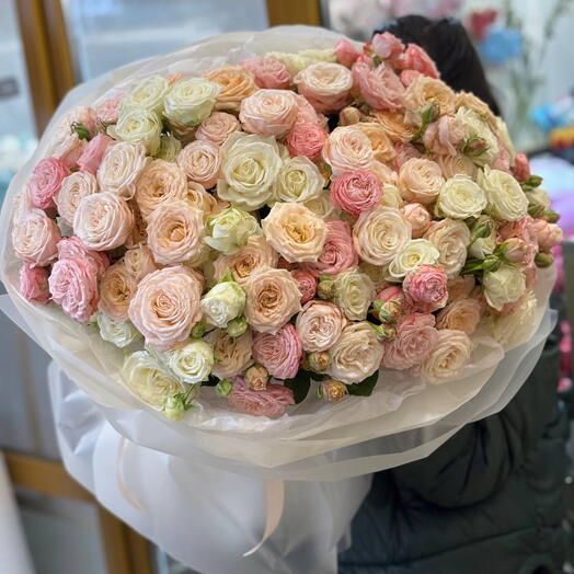 35 нежных кустовых роз микс шикарный букет