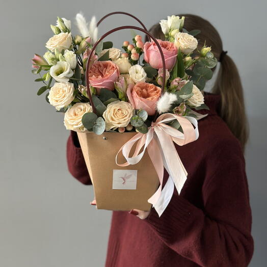 Цветы в сумке с пионовидными розами