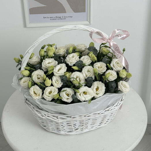 М өлшемді себеттегі эустомалар