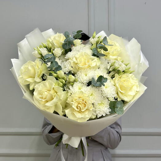 Большой букет французские розы, эустома, хризантема и эвкалипт