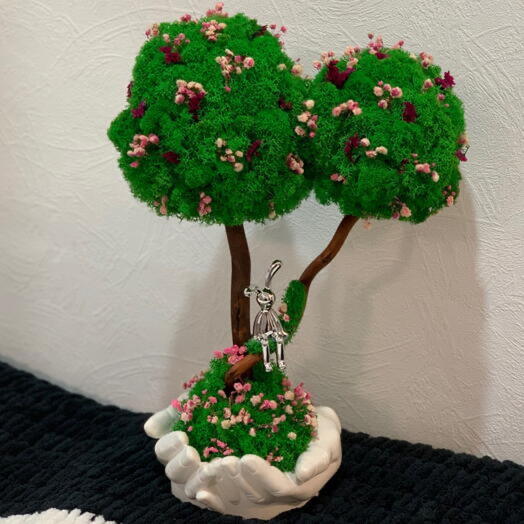 Двойное дерево-топиарий в руках с зайчиком