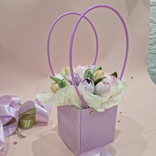 Сумочка с зефирными тюльпанами и восьмёрка из глазури