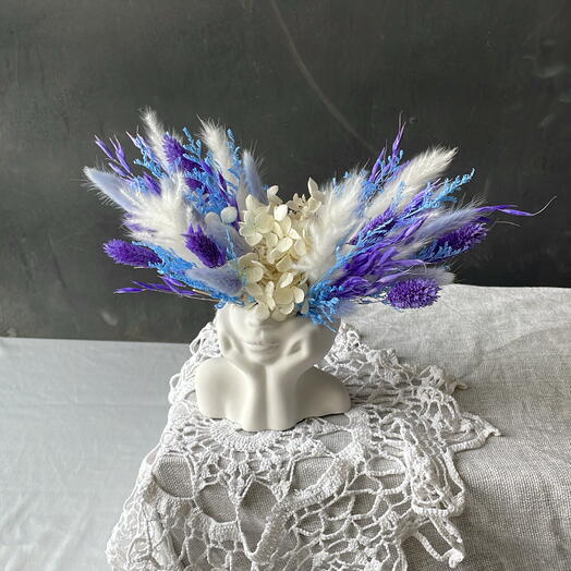 Композиция из сухоцветов и стабилизированных цветов в кашпо девушка гипсовое