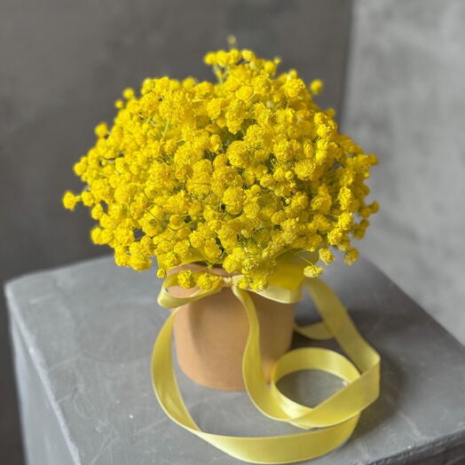 Весенняя композиция на 8 марта с гипсофилой, словно мимоза