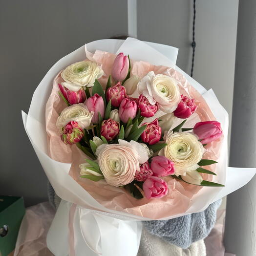 Букет ранункулюсы и  тюльпаны