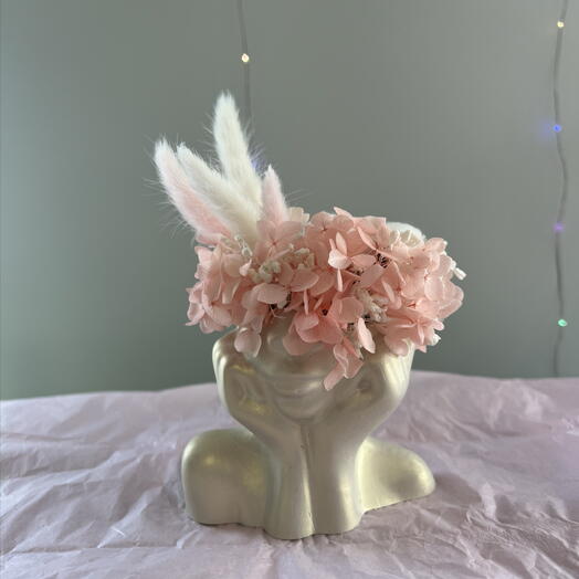 Кашпо с сухоцветами и гортензией