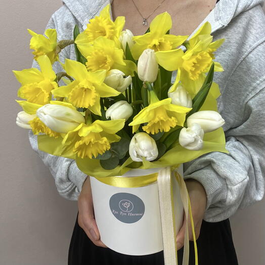 Box 004. Весенняя композиция из белых тюльпан и ароматных нарциссов