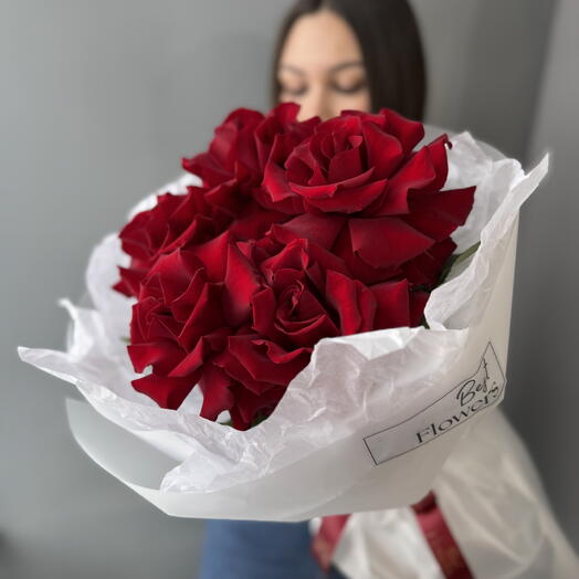 Красные французские розы для жены