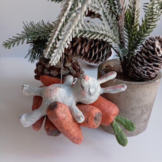 Ватная игрушка "Зайчик на морковке"