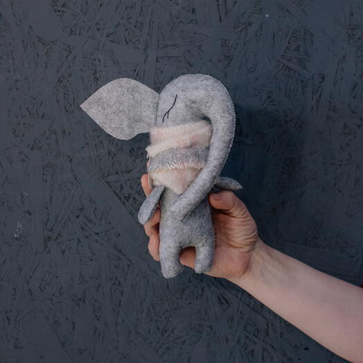 Игрушка ручной работы Слоник светлый